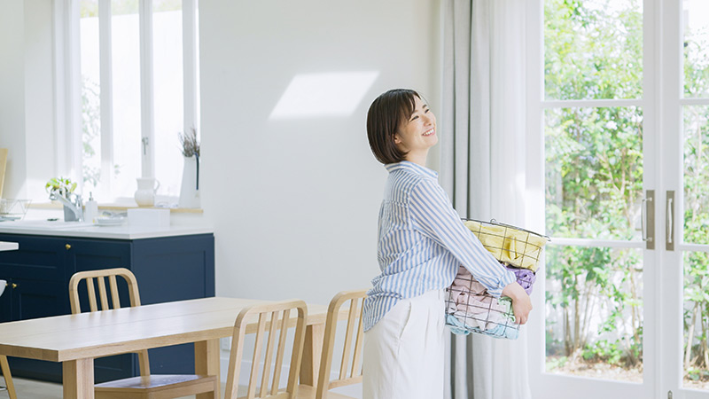 洗濯物を持った女性