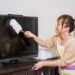 テレビを掃除する女性